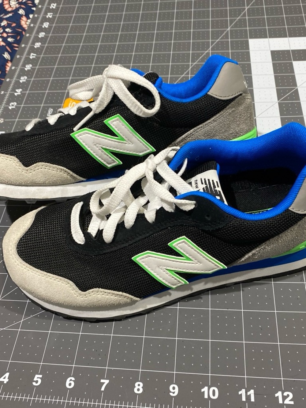 New Balance Men’s Black Sneakers with Gray, Blue & Neon Green Accents Size 7 - Picture 2 of 8